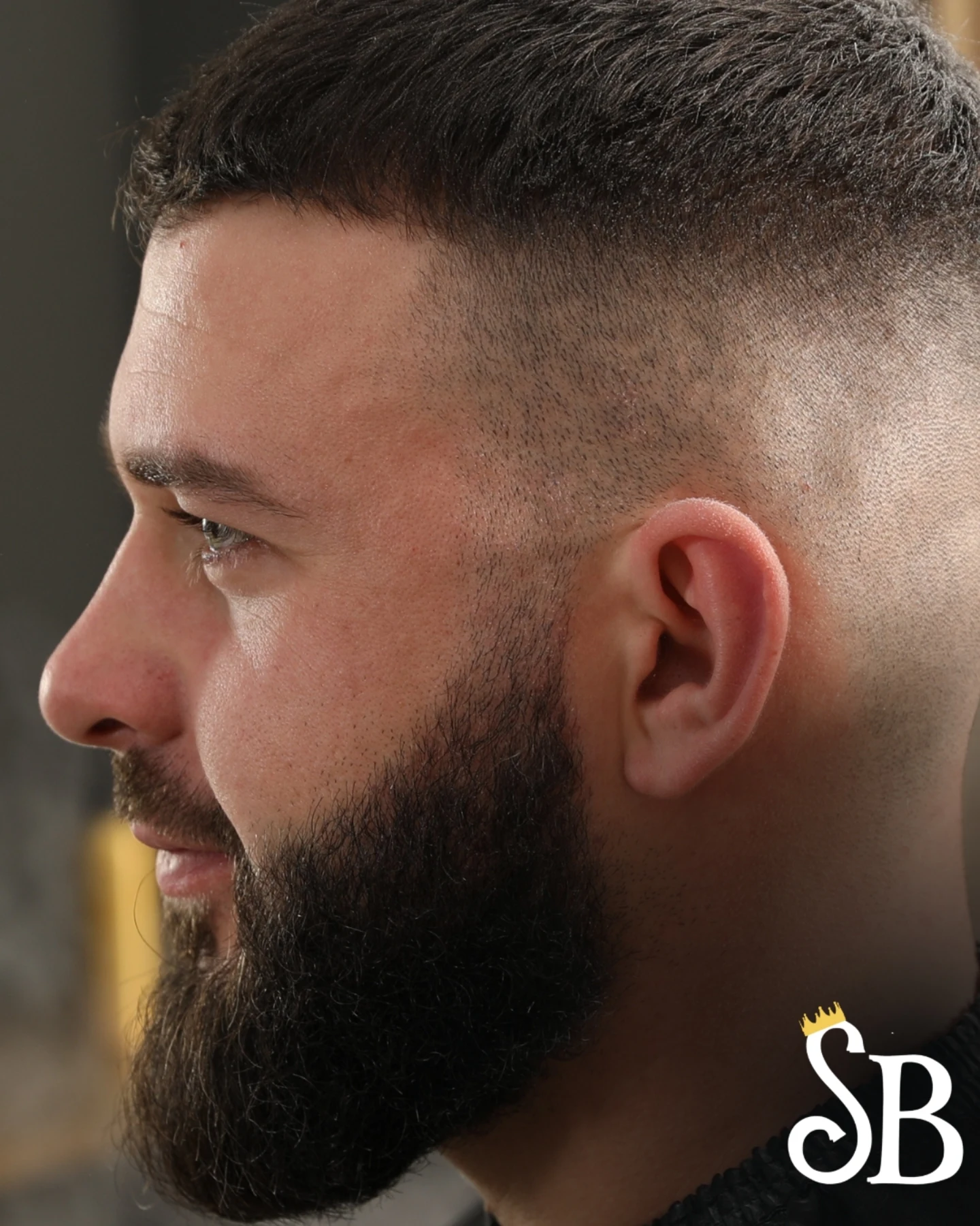 Imagem conceitual de corte degradê e barba cheia