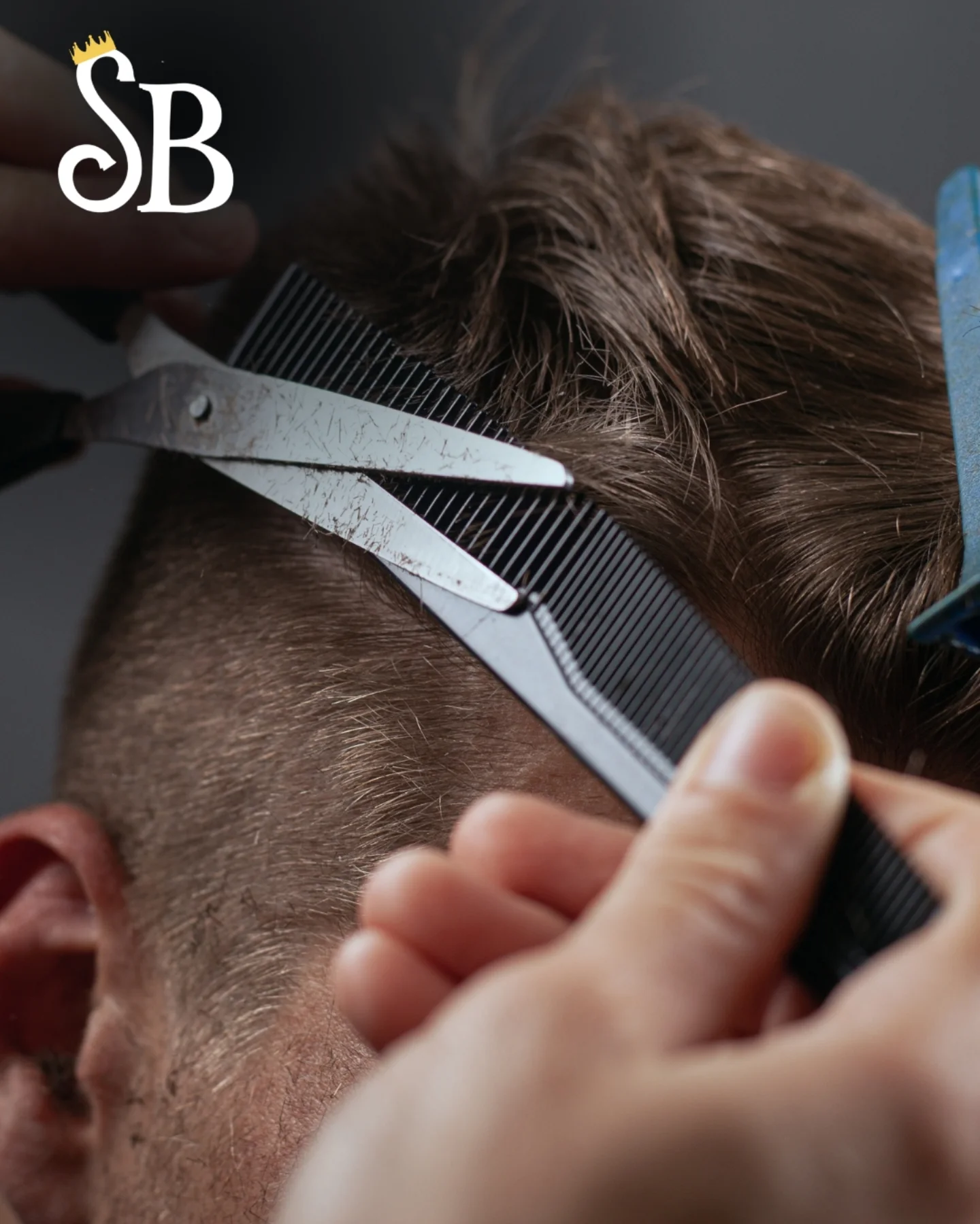 Imagem conceitual de corte de cabelo com tesoura e pente